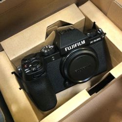 FUJIFILM X-S20 (26 MP, 6.2K 30P, FHD 240P 10x Slo mo, AI Processing,IBIS System, VLOG Mode)
