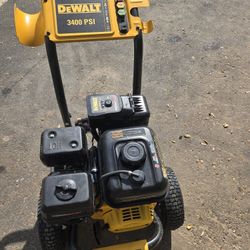 DEWALT 3400 PSI 2.5 GPM Gas Pressure Washer