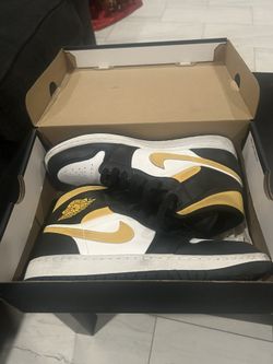 Air Jordan 1 Mid 'Black University Gold