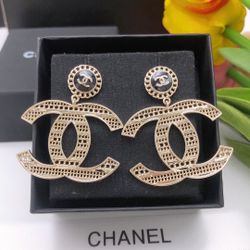A hollow retro stud earrings