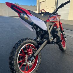 49CC Kids Gas Dirt Bike, 2-Stroke 20 MPH Top Speed, 132 LBS Max Load
