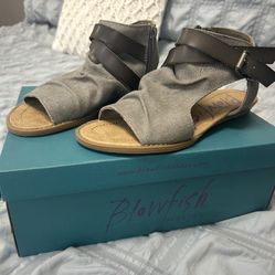New Women’s/ Girls Sandals (size 6)
