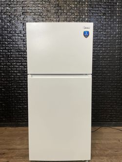 MIDEA TOP FREEZER REFRIGERATOR w/WARRANTY! R2457A