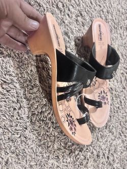 Women’s sandals size 8