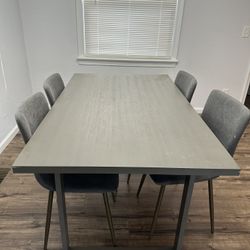 Modern dining set – sturdy, clean, ready to use