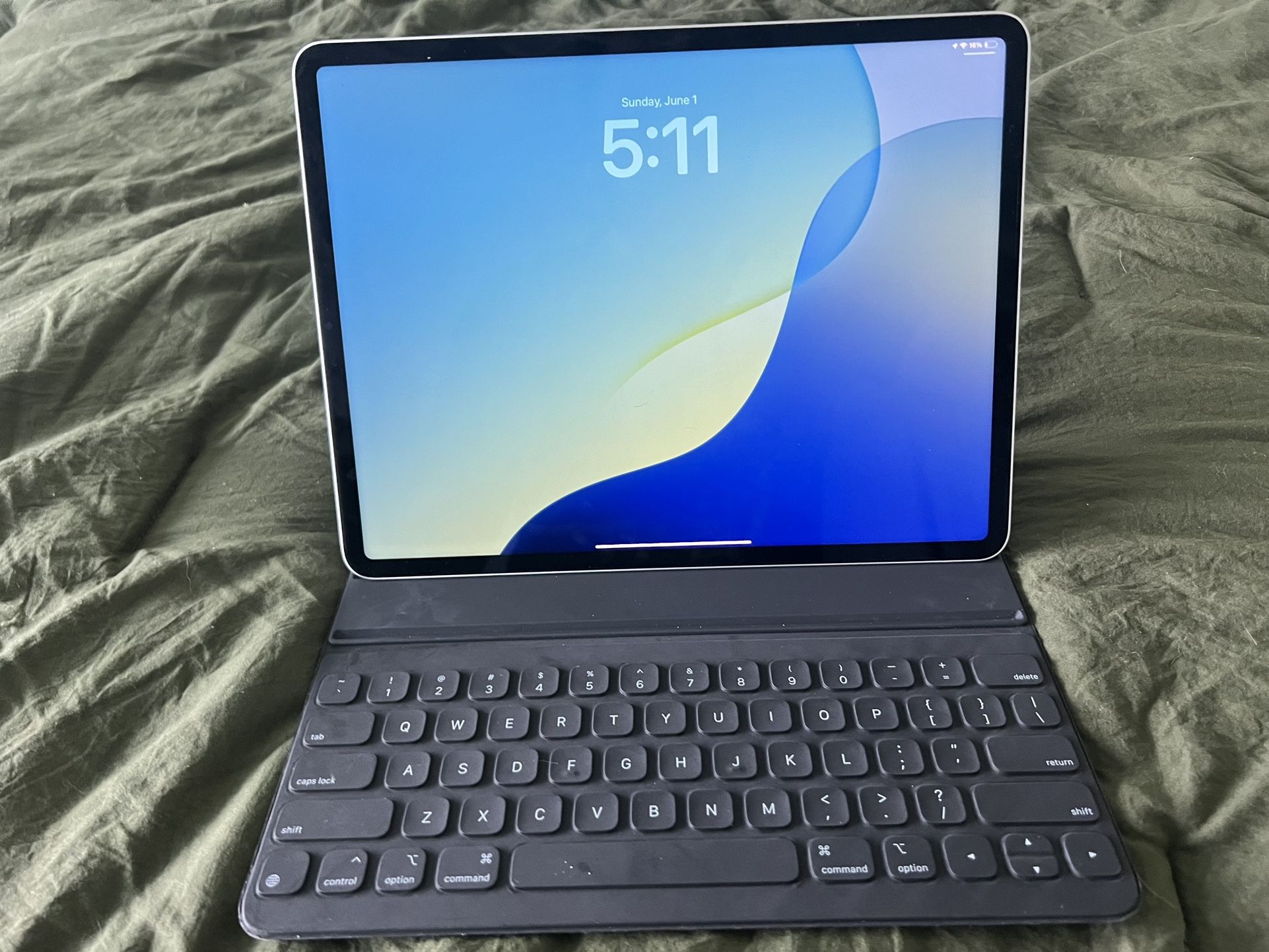 iPad Pro 12.9 Inch 6th Gen 256 With Keyboard