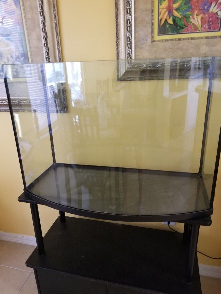 39 GALLON  BOW FRONT FISH TANK.  USED ONLY 2 MONTHS