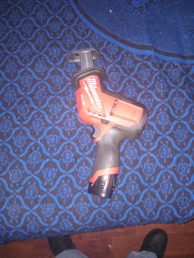  new M12 Milwaukee hacksaw Wit a 2.0 battery