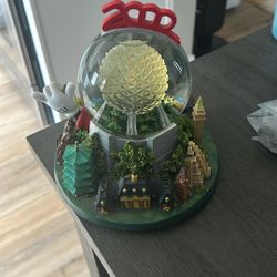 2000 Epcot Snow Globe