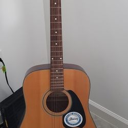 Acoustic Guitar.  1 String Missing