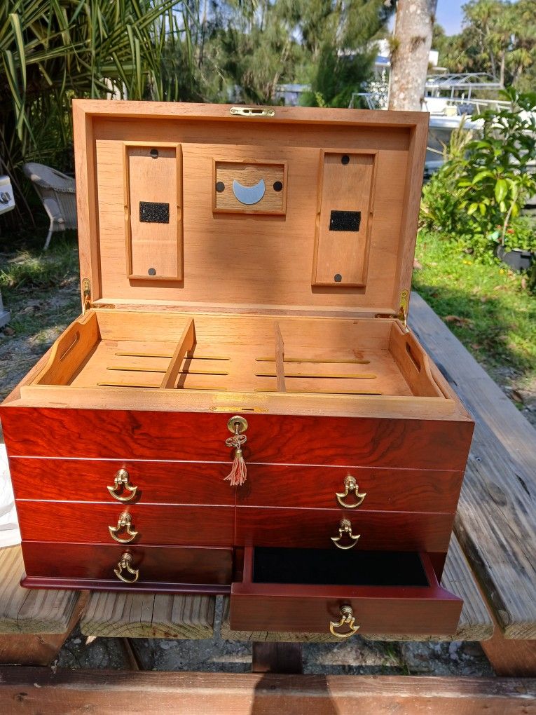 1915 Thompson and CO El Diablo Cigar Chest