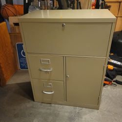 File cabinet (with key)in very good condition