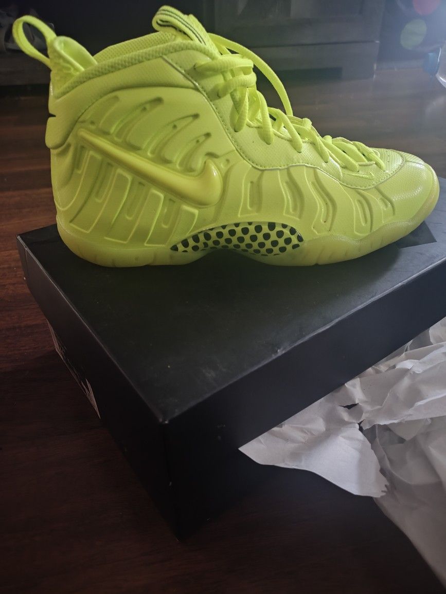 Foamposite Size 4 ( Women's 6)