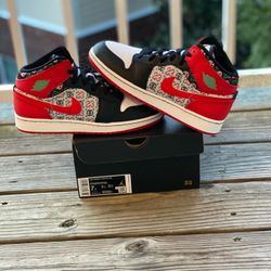 BRAND NEW JORDAN 1 MID “HOLIDAY” FOR SALE!!! GS SIZE 7 $140