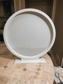 White Round Display Stand