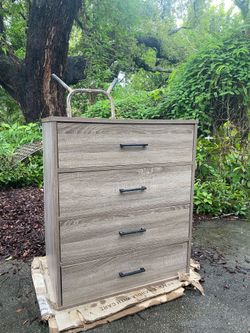 Four drawers dresser