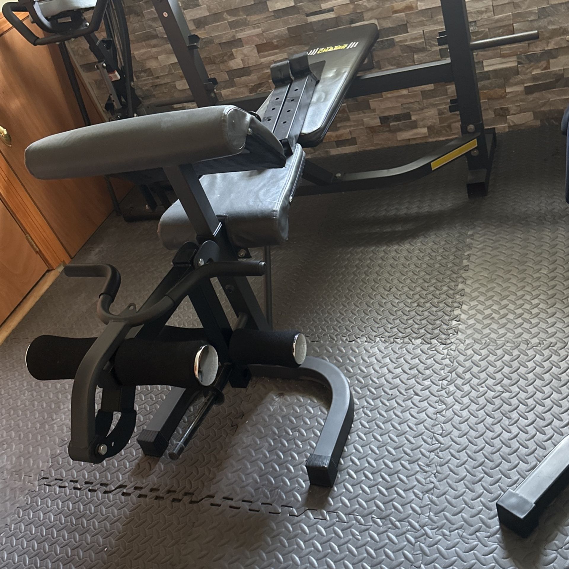 CHAMP weight bench with preacher curl and leg extension