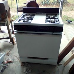 Hotpoint 4 Burner Stove With Oven .  Has Some Bad Places