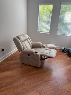 Like-New Recliner with Heat & Massage, USB/USB-C – $50