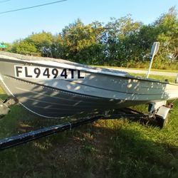 SMALL BOAT WITH SHADE AND TROLLING MOTOR 