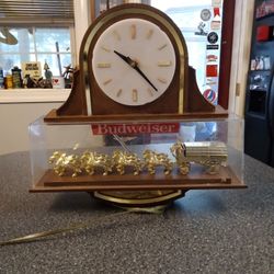 VINTAGE. BUDWEISER  BAR CLOCK. IT WORKS IN GREAT CONDITION. VERY RARE.