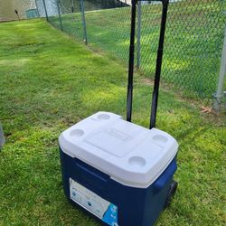 Coleman Xtreme wheeled cooler with retractable handle and drain plug- 50 Quart - fits 84 cans - L