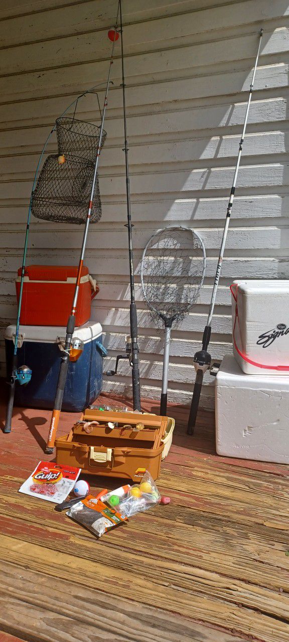 2 Shakespeares, Berkeley Fusion, and a Zebco Splash with 4 ice Chests, a Net, fishnet holder, completely Full Tackle Box 