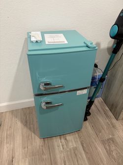 Retro Compact Mini Fridge with Freezer