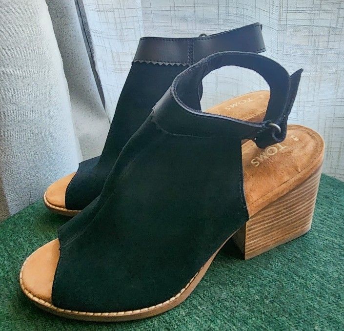 TOMS Black Suede Block Heel Sandals – Size 8