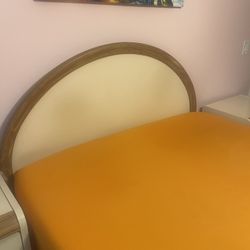 Queen's headboard full size 8$