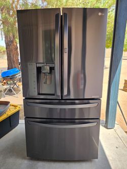 LG FULL SIZE 4 DOOR BLACKSLATE REFRIGERATOR (FRIDGE) WATER AND ICE AVAILABLE