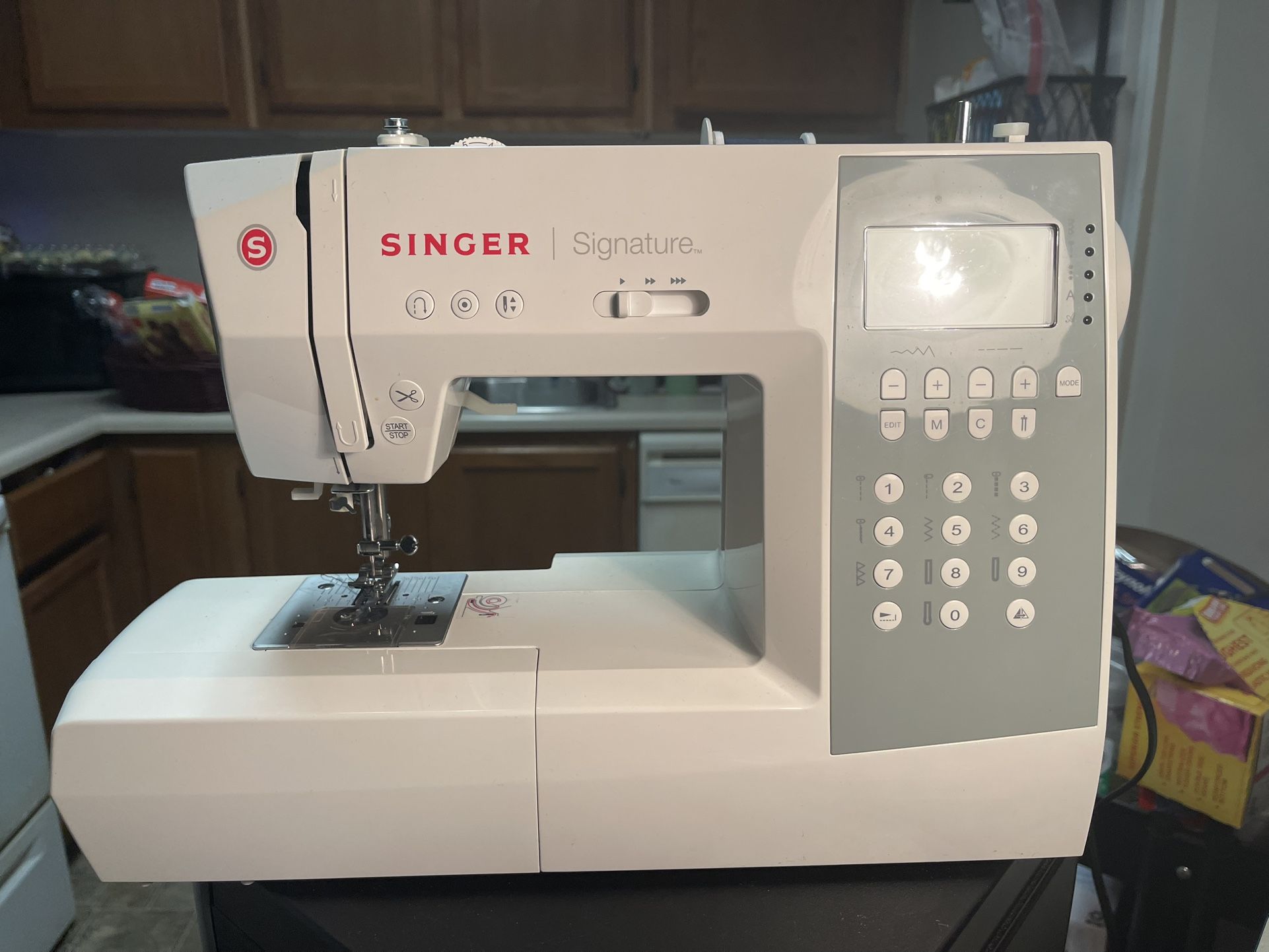 Singer Signature Model 9340 Sewing Machine