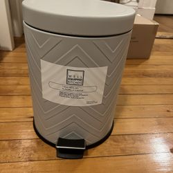 Well equipped kitchen pedal trash bin, 1.5 Gal