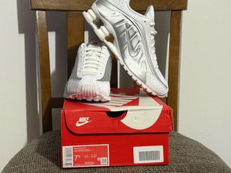 Nike Shox R4 7.5  Women