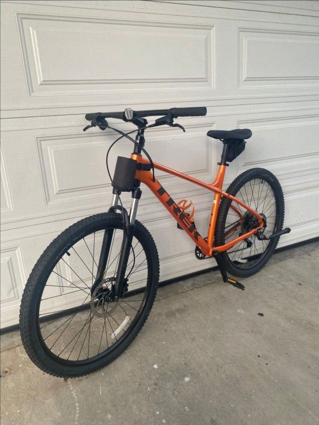 Trek Mountain Bike Size Large Wheels 29er Speeds Multiple Hydraulic Disc Brakes New Ridden Twice
