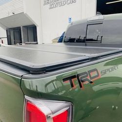TAPADERA EN INVENTARIO PARA TODAS LAS TROCAS, TONNEAU COVER IN STOCK FOR ALL TRUCKS, HARD TRIFOLD BED COVERS, BEDLINERS, SIDE STEPS, RACKS, BED LINERS