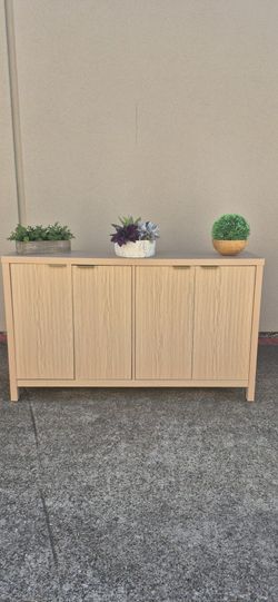 BEAUTIFUL FLUTED SIDEBOARD IN LIGHT OAK COLOR 4 DOORS AND REGULABLE SHELVES 57X17X35 BRAND NEW