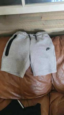 Boys Nike Tech Fleece Shirts size large