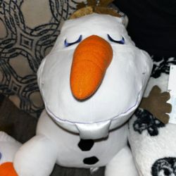 Cuddlez Olaf pillow