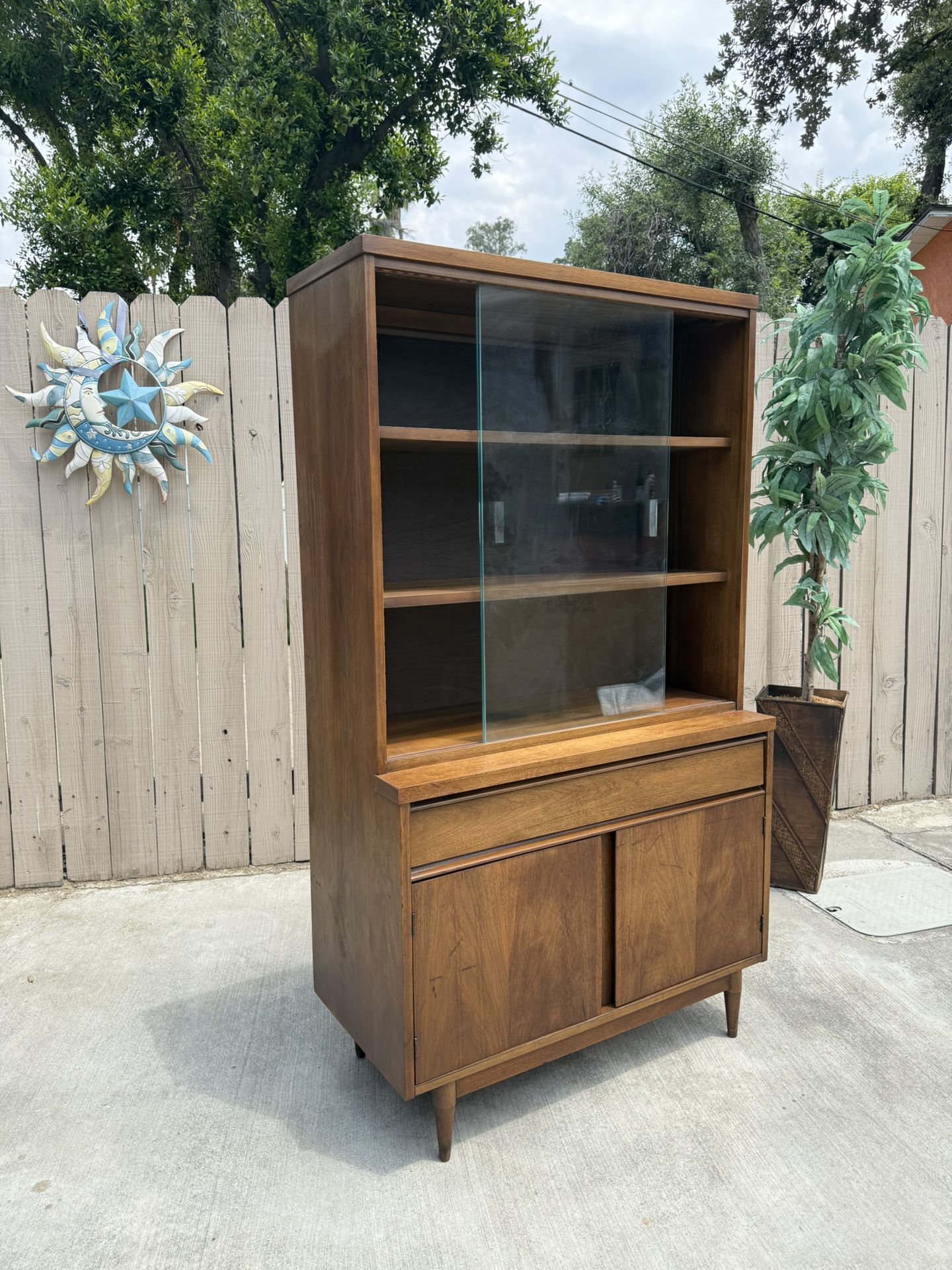Mid Century Modern Broyhill Hutch / China Cabinet / Display