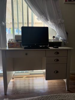 Desktop computer and desk