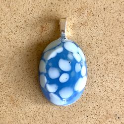 💙 Funky, blue mottled oval pendant