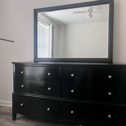 Real Wood Dresser With Mirror And 2 Nightstands 