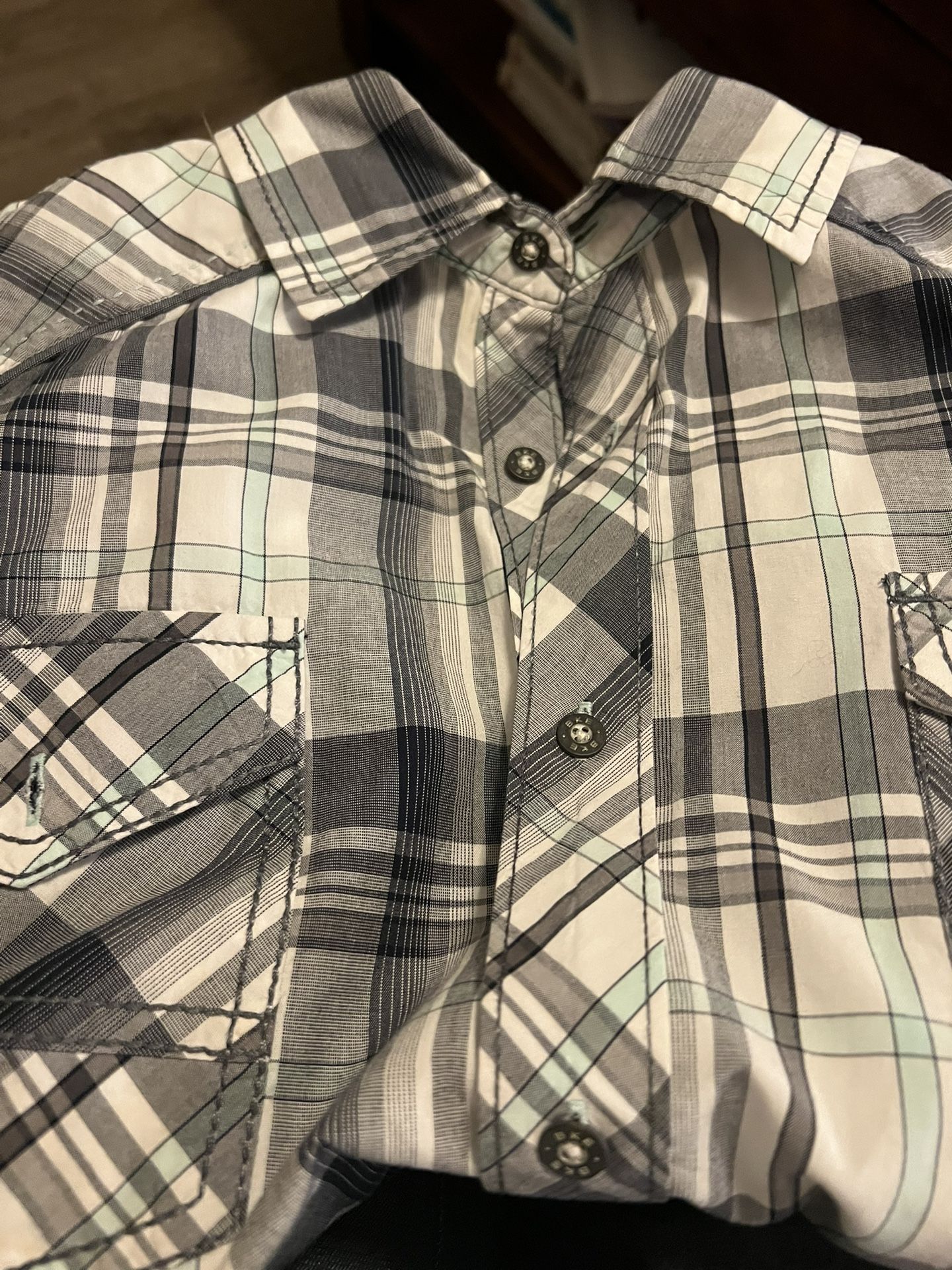 Men’s Large BKE – Buckle Short Sleeve Athletic Fit Cream And Khaki Color Shirt