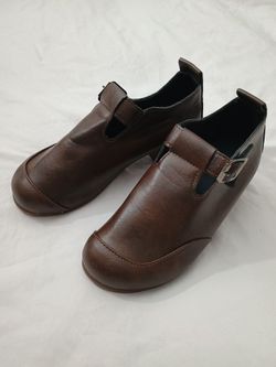 WOMENS SIZE 6.5 BROWN COLOR BUCKLE STRAP TYPE SHOES