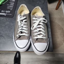 Size 9 Converse Chuck Taylor 20$