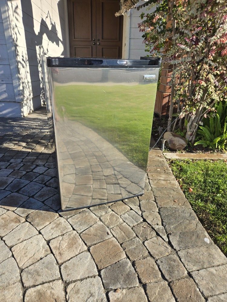 31"h X 20 1/4w X21d KENMORE Mini Fridge