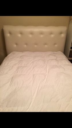 ✨QUEEN SIZE UPHOLSTERED BED✨ *GREAT CONDITION QUEEN SIZE UPHOLSTERED BED*