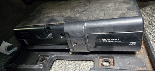 Subaru Radio And 6 CD Discs Changer