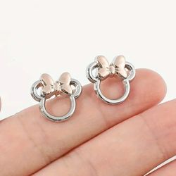 Minnie Mouse Earrings... Aretes. Silver tone